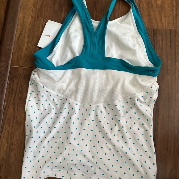Nike workout tank top with built in bra - Picture 2 of 3